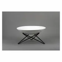 Biała, płaska miska Verlo Buffet o pojemności 1,2 l na czarnym, geometrycznym stelażu. Nowoczesna salaterka ceramiczna w widoku z boku na szarym tle.
