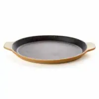 Okrągłe naczynie do zapiekania Verlo Simply z ciemnym, nieprzywierającym wnętrzem oraz jasnobrązowymi, ceramicznymi brzegami i uchwytami na białym tle.