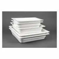 Stos białych naczyń GN 2/3-022 marki Verlo do zapiekania i podgrzewania. Ceramiczne naczynia o minimalistycznym designie ułożone jedno na drugim na szarym tle.