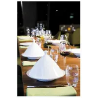 Biała porcelanowa pokrywka do talerza głębokiego RAK Porcelain Lyra na nakrytym stole restauracyjnym. Obok kieliszek wina i szklanka wody w eleganckim wnętrzu.