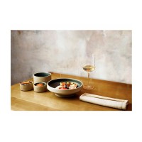 Jasnoszara salaterka Zen marki Verlo z sushi, obok ramekin 140 ml o prążkowanej teksturze, kieliszek wina i pałeczki na lnianej serwetce na drewnianym stole.