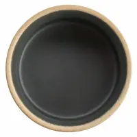 Ramekin Zen marki Verlo o średnicy 8 cm i pojemności 140 ml. Okrągła salaterka z matowym, czarnym wnętrzem i kontrastującym, jasnym, surowym rantem. Widok z