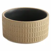 Ramekin Zen marki Verlo o średnicy 8 cm. Ceramiczna salaterka w kolorze beżowym z geometrycznym, żłobkowanym wzorem na zewnątrz i gładkim, czarnym wnętrzem.