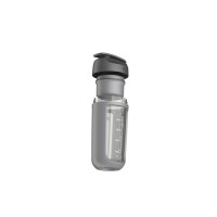 Szary shaker sportowy BergHOFF Leo o pojemności 0,5 l z przezroczystym okienkiem i podziałką miarki od 100 do 500 ml, widoczny w ujęciu z profilu na białym tle.