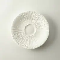 Biały spodek Verlo Sense o średnicy 12 cm z delikatnym, promienistym żłobieniem na powierzchni. Widok z góry na elegancką, minimalistyczną zastawę stołową.