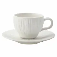 Biała filiżanka ze spodkiem 15 cm Sense marki Verlo. Zestaw wykonany z porcelany o charakterystycznej, prążkowanej teksturze przypominającej delikatne włókna.