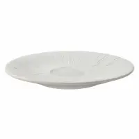 Biały spodek Verlo Sense o średnicy 15 cm z delikatnym, promienistym żłobieniem na powierzchni. Widok z boku na eleganckie naczynie o minimalistycznym designie.