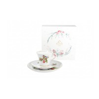 Świąteczny zestaw porcelanowy do kawy Ćmielów BN04 Margaret z motywem jemioły i ptaszka. Filiżanka na spodku przed ozdobnym pudełkiem z logo Ćmielów 1790.