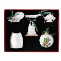 Świąteczny zestaw ozdób Ćmielów G753 w czerwonym pudełku: porcelanowy świecznik, bombka z ostrokrzewem, dzwonek, dwie figurki aniołków i zawieszka w kształcie