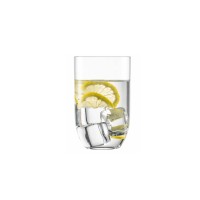 Szklanka Rooftop marki Schott Zwiesel o pojemności 390 ml wypełniona wodą z kostkami lodu i plastrami cytryny. Przezroczyste szkło o zaokrąglonym dnie.