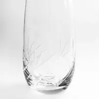 Szklanka highball Clarene marki Verlo o pojemności 520 ml. Przezroczyste szkło z eleganckim, geometrycznym szlifem w dolnej części, widoczne w zbliżeniu.