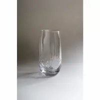 Szklanka highball Verlo Clarene o pojemności 520 ml z przezroczystego szkła, ozdobiona eleganckim, geometrycznym szlifem w dolnej części na jasnym tle.