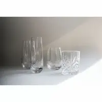 Zestaw szklanek Verlo Clarene, w tym szklanka niska 450 ml, z przezroczystego szkła o eleganckim, geometrycznym szlifie, ustawionych na jasnym tle.