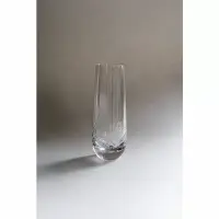 Wysoka szklanka Clarene marki Verlo o pojemności 300 ml. Przezroczyste szkło z eleganckim, geometrycznym szlifem w dolnej części, ustawione na jasnym tle.