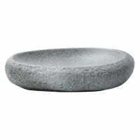 Kamienny talerz Verlo Stone o wymiarach 24x19x5 cm. Owalne naczynie z szarego, surowego kamienia o naturalnej, porowatej teksturze i minimalistycznym designie.