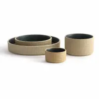 Zestaw ceramicznych naczyń Verlo Zen: dwa płaskie talerze głębokie 22 cm oraz dwie miseczki o różnej wysokości, z beżową, żłobkowaną fakturą i ciemnym wnętrzem.