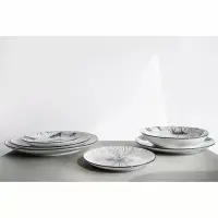 Zestaw talerzy Verlo Wild z motywem lamparta, w tym talerz głęboki 23 cm 1000 ml, ustawione na szarym blacie w nowoczesnej aranżacji stołowej.