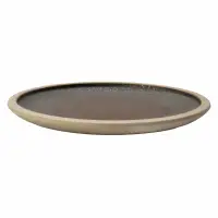 Talerz płytki 20 cm Simply marki Verlo o minimalistycznym designie. Naczynie z kamionki o piaskowym, nakrapianym rancie i ciemnym, cieniowanym wnętrzu.