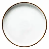 Talerz płytki 20 cm Slow marki Verlo o minimalistycznym designie. Białe, gładkie wnętrze naczynia kontrastuje z ciemnobrązowym, rustykalnym rantem. Widok z
