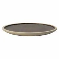 Talerz płytki 26 cm Simply marki Verlo o minimalistycznym designie. Posiada ciemne, lekko połyskujące wnętrze oraz kontrastujący, jasny, nakrapiany rant.