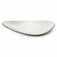Płytki talerz Verlo Samto Wikle o asymetrycznym, organicznym kształcie w kolorze kremowej bieli z ciemną obwódką na krawędzi, widok z góry na produkt 35x22 cm.