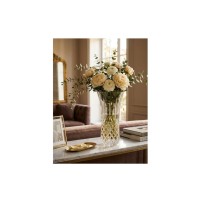 Kryształowy wazon Opera Gold marki Bohemia o wysokości 30 cm z ozdobnym szlifem, wypełniony bukietem jasnych kwiatów na marmurowej konsoli w eleganckim wnętrzu.