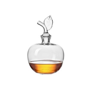 Szklana karafka na nalewkę VINTAGE od Krosno Glass S.A. o pojemności 1,00 l w kształcie jabłka z ozdobnym korkiem w formie listka, wypełniona bursztynowym