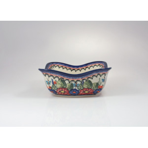 Ceramiczna salaterka Bolesławiec 149AR o wymiarach 19,2x19,2 cm. Naczynie o falistym rancie, zdobione tradycyjnym motywem kwiatów i motyli na jasnym tle.