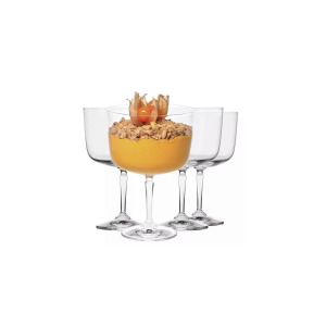 Zestaw czterech szklanych pucharków do deserów Roma marki Krosno Glass o pojemności 570 ml. Jeden z nich wypełniony deserem z owocami miechunki i kruszonką.
