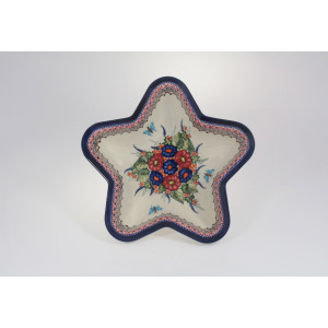 Ceramiczna forma do pieczenia Gwiazda Bolesławiec GU-2145. Białe naczynie w kształcie gwiazdy z ręcznie malowanym motywem kwiatowym, niebieskimi motylami i