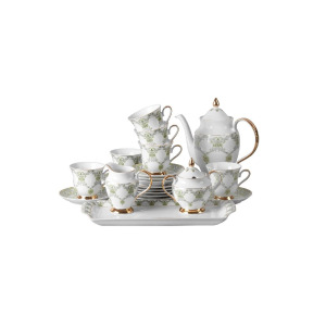 Zestaw do kawy Ćmielów ASTRA Meander dla 6 osób. Porcelanowy komplet 22-częściowy z eleganckim zielono-złotym zdobieniem, obejmujący filiżanki, dzbanek i tacę.