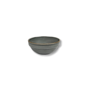 Szara miska Lubiana Rita o średnicy 15 cm. Ceramiczna salaterka o minimalistycznym designie z charakterystycznym brązowym rantem, ukazana w ujęciu z profilu.