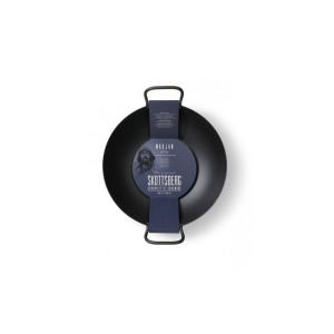 Czarny wok ze stali węglowej Skottsberg 34 cm z dwoma uchwytami, widok z góry. Na środku znajduje się etykieta z logo marki i napisem WADJAN CARBON STEEL