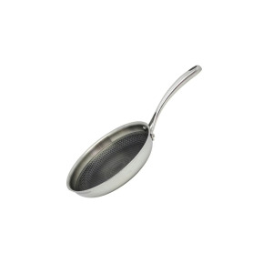 Patelnia Elo Relief 28 cm wykonana ze stali nierdzewnej, ukazana pod kątem. Wnętrze naczynia posiada charakterystyczną strukturę plastra miodu z powłoką