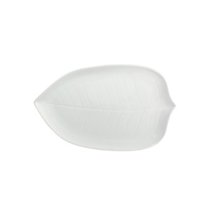 Patera płytka 32 cm Natura LIŚĆ marki Bogucice. Biały półmisek z porcelany o kształcie liścia z wyraźnym tłoczonym wzorem użyłkowania, widok z góry.
