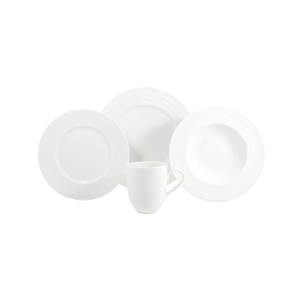 Zestaw obiadowy Saturn marki Bogucice dla 6 osób. Biała porcelana z delikatnym, prążkowanym wzorem na obrzeżach: talerze, miska i kubek na białym tle.