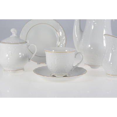 Elegancki garnitur do kawy Ćmielów 3604 ROCOCO dla 12 osób. Biała porcelana z delikatnym tłoczonym wzorem i złotym wykończeniem, widoczna filiżanka, dzbanek i