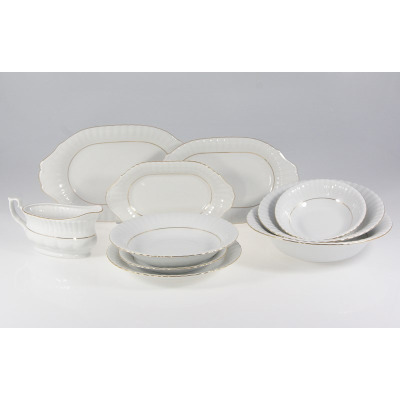 Zestaw obiadowy Chodzież Iwona B014 dla 12 osób: biała porcelana z subtelnym tłoczeniem i złotą linią, obejmująca półmiski, sosjerkę oraz głębokie talerze i