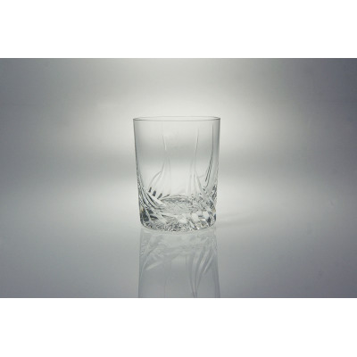 Szklanka 180 ml Monica marki Zawiercie z przezroczystego szkła kryształowego. Naczynie o prostym kształcie zdobione eleganckim szlifem w roślinny wzór na dnie.