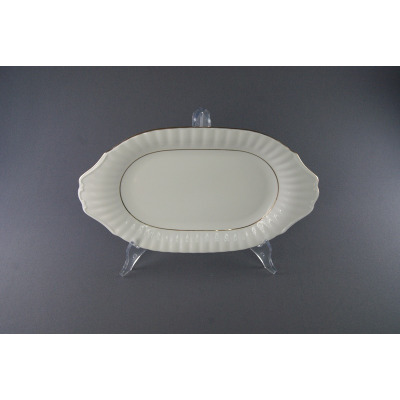 Owalny półmisek Chodzież Iwona B014 o długości 33 cm z białej porcelany, ozdobiony delikatnym tłoczeniem na brzegach oraz elegancką złotą linią na rancie.