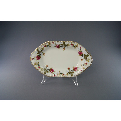 Owalny półmisek 24 cm z kolekcji Iwona marki Chodzież. Biała porcelana z delikatnym motywem róż, złoconymi brzegami i falistym rantem, wyeksponowana na