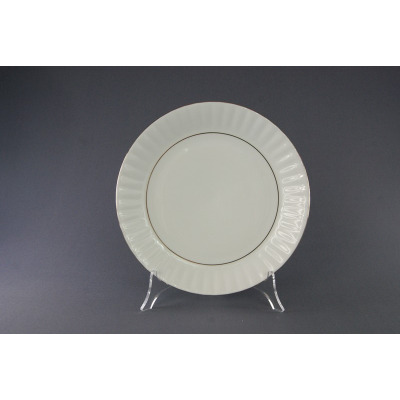 Biały talerz deserowy 21 cm z serii Iwona od Chodzież. Klasyczna porcelana z subtelnym, tłoczonym wzorem na obrzeżach oraz elegancką złotą linią na rancie.