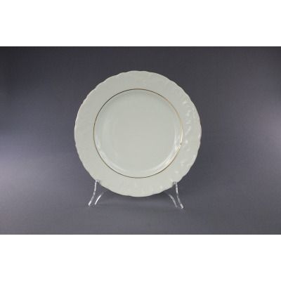 Talerz deserowy 19 cm Ćmielów 3604 Rococo o białej, porcelanowej powierzchni z delikatnym tłoczonym wzorem na obrzeżach i subtelną złotą linią, ustawiony na