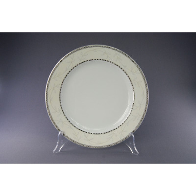 Talerz płytki 27 cm B601 Astra marki Ćmielów. Biała porcelana z subtelnym roślinnym wzorem na obrzeżu oraz elegancką czarno-białą geometryczną bordiurą.