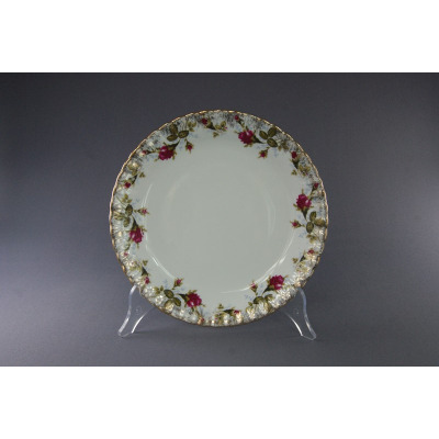 Talerz płytki 24 cm B013 Iwona marki Chodzież z klasycznym motywem róż na białej porcelanie, wykończony ozdobnym, złoconym brzegiem o falistym kształcie.