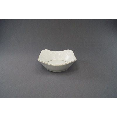 Biała salaterka kwadratowa 14 cm z serii ROCOCO marki Ćmielów. Porcelanowe naczynie o falistych brzegach z delikatnym złotym zdobieniem, widok z profilu na