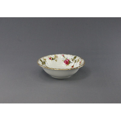 Salaterka okrągła 13 cm B013 Iwona marki Chodzież z białej porcelany, ozdobiona klasycznym motywem róż i złotym wykończeniem brzegów, widok z góry pod kątem.