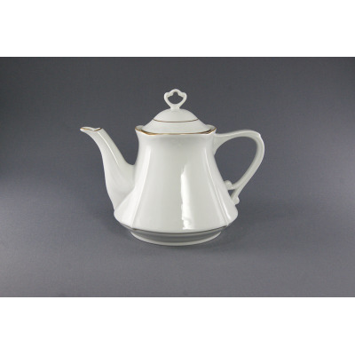Biały porcelanowy czajnik 1,10 l z serii Kamelia marki Chodzież. Eleganckie naczynie o fasetowanym korpusie ze złotym zdobieniem na pokrywce i krawędziach.