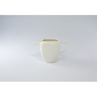 Biały porcelanowy dzbanek do mleka HIRUNI marki Karolina o pojemności 0,22 l. Naczynie o nowoczesnym, geometrycznym kształcie z wyprofilowanym dzióbkiem i