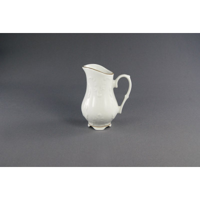 Biały porcelanowy dzbanek do mleka 0,20 l z serii Rococo marki Ćmielów. Naczynie o klasycznym, tłoczonym wzorze ze złotym wykończeniem krawędzi na szarym tle.